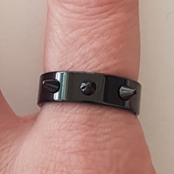🤘🏻 Spiked Black Ring - Picture 4 of 7